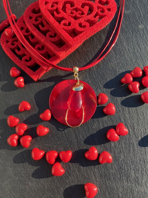 Un pendentif en nacre rouge pour la Saint Valentin